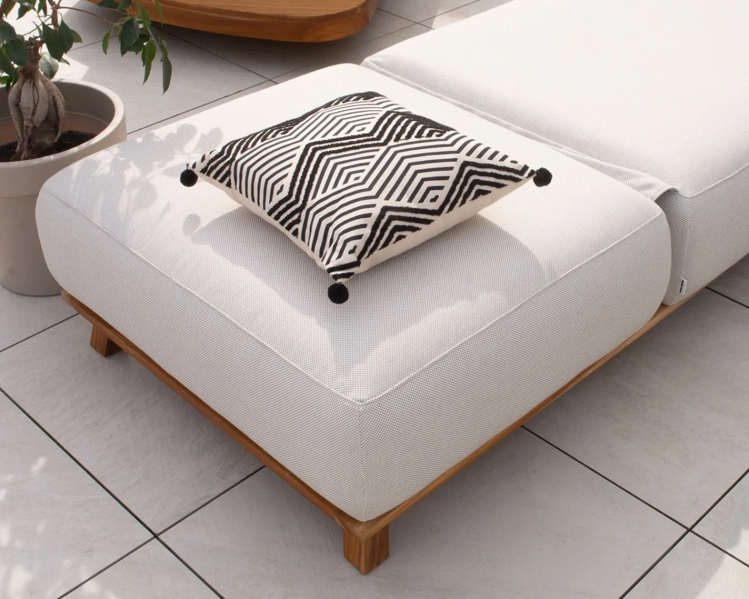 Meuble House Chaise longue luxueuse teck et tissu écru sans surpiqure "Lombok" Hot
