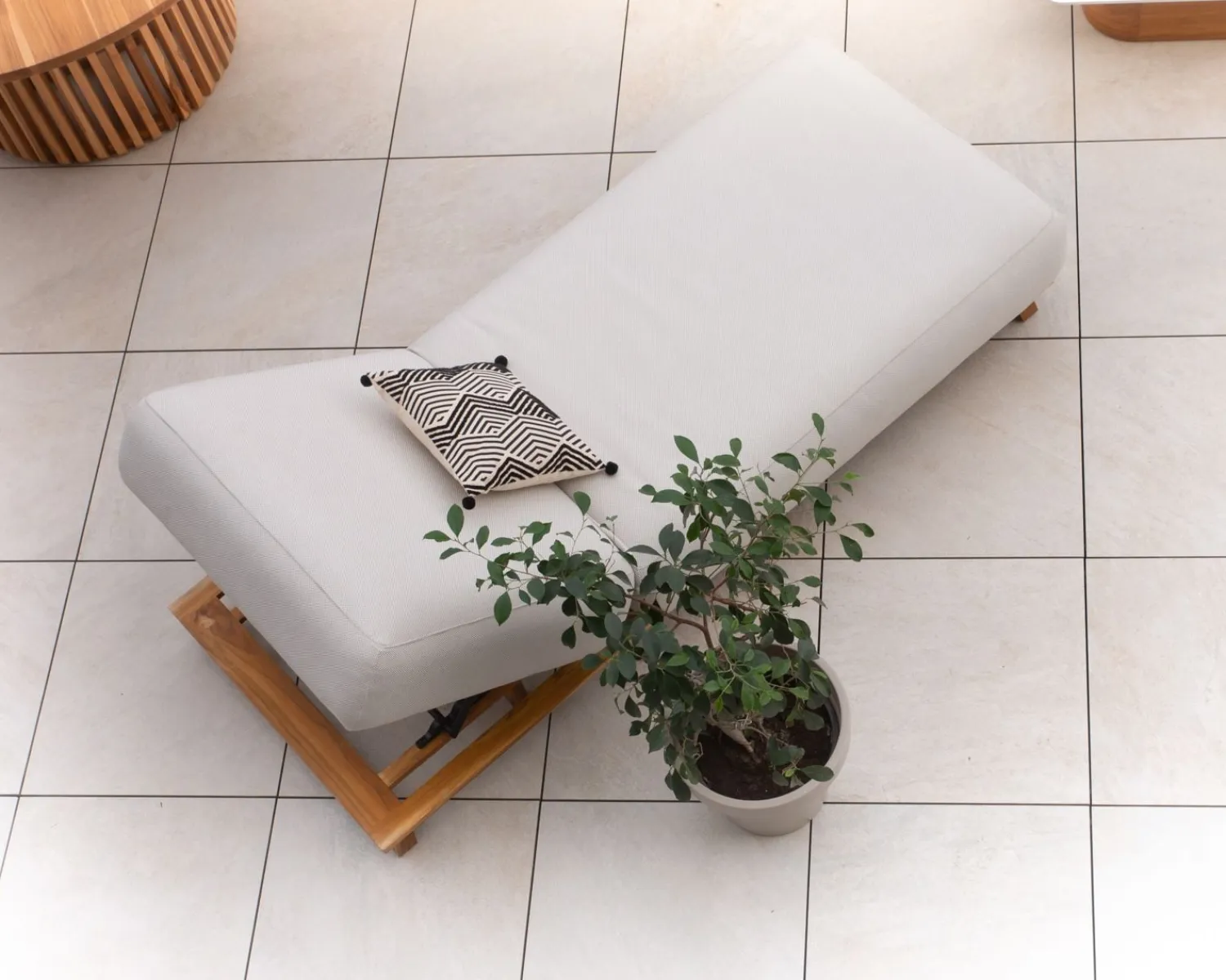 Meuble House Chaise longue luxueuse teck et tissu écru sans surpiqure "Lombok" Hot