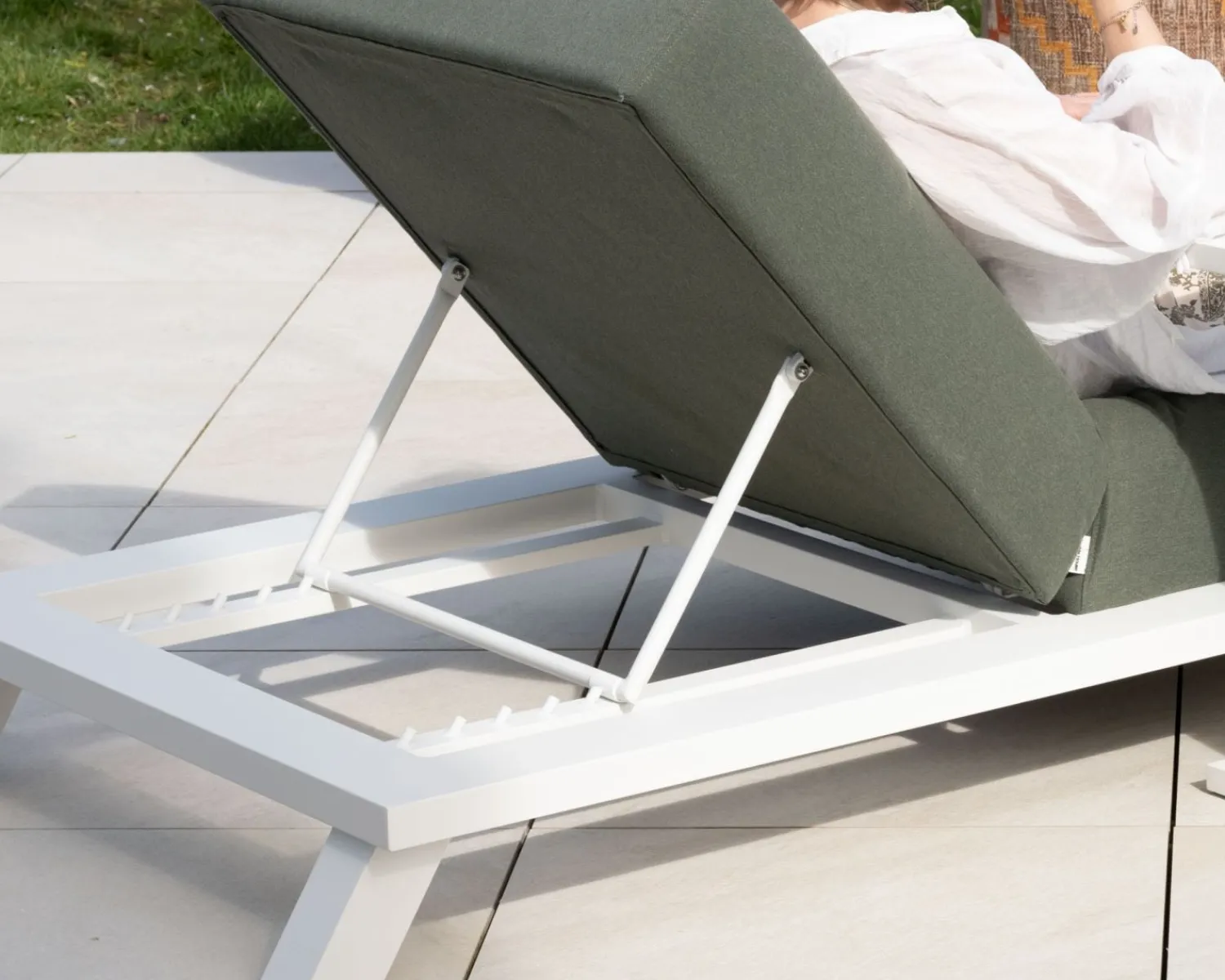 Meuble House Chaise longue ultra confort en tissu vert kaki et structure aluminium blanche "Nusa Pedina" Sale