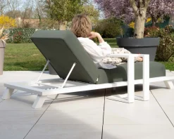 Meuble House Chaise longue ultra confort en tissu vert kaki et structure aluminium blanche