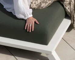 Meuble House Chaise longue ultra confort en tissu vert kaki et structure aluminium blanche