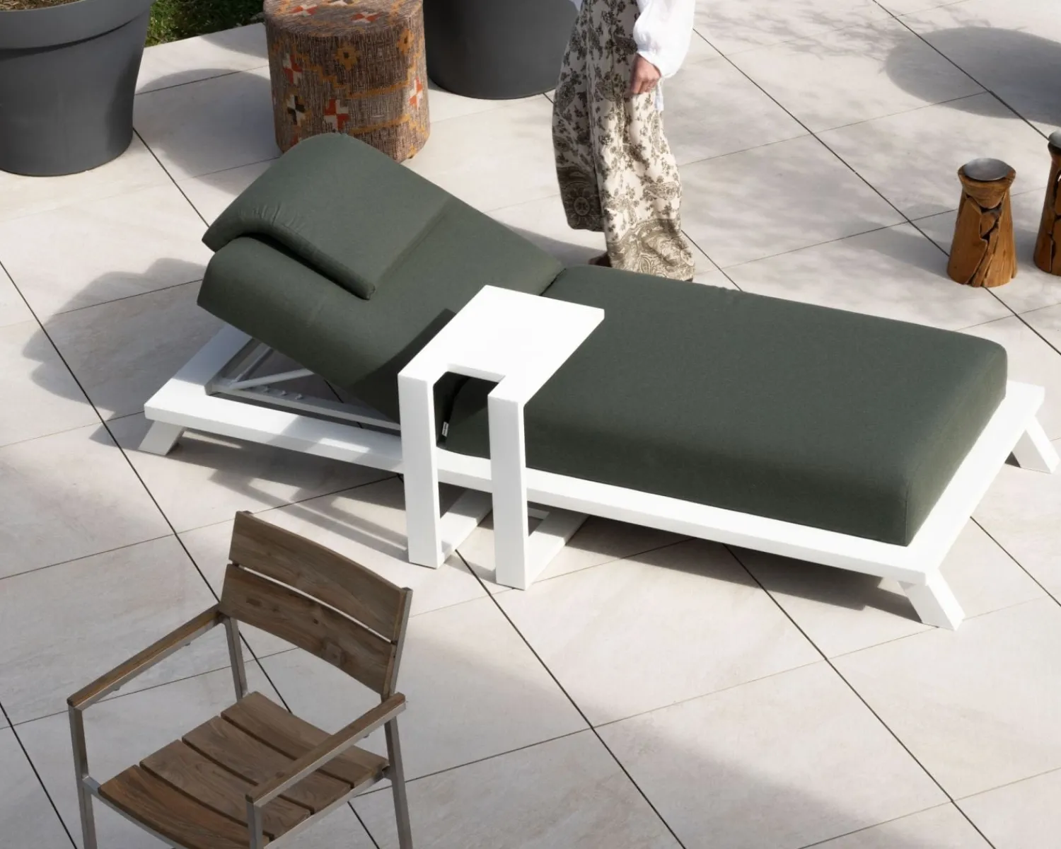 Meuble House Chaise longue ultra confort en tissu vert kaki et structure aluminium blanche "Nusa Pedina" Sale