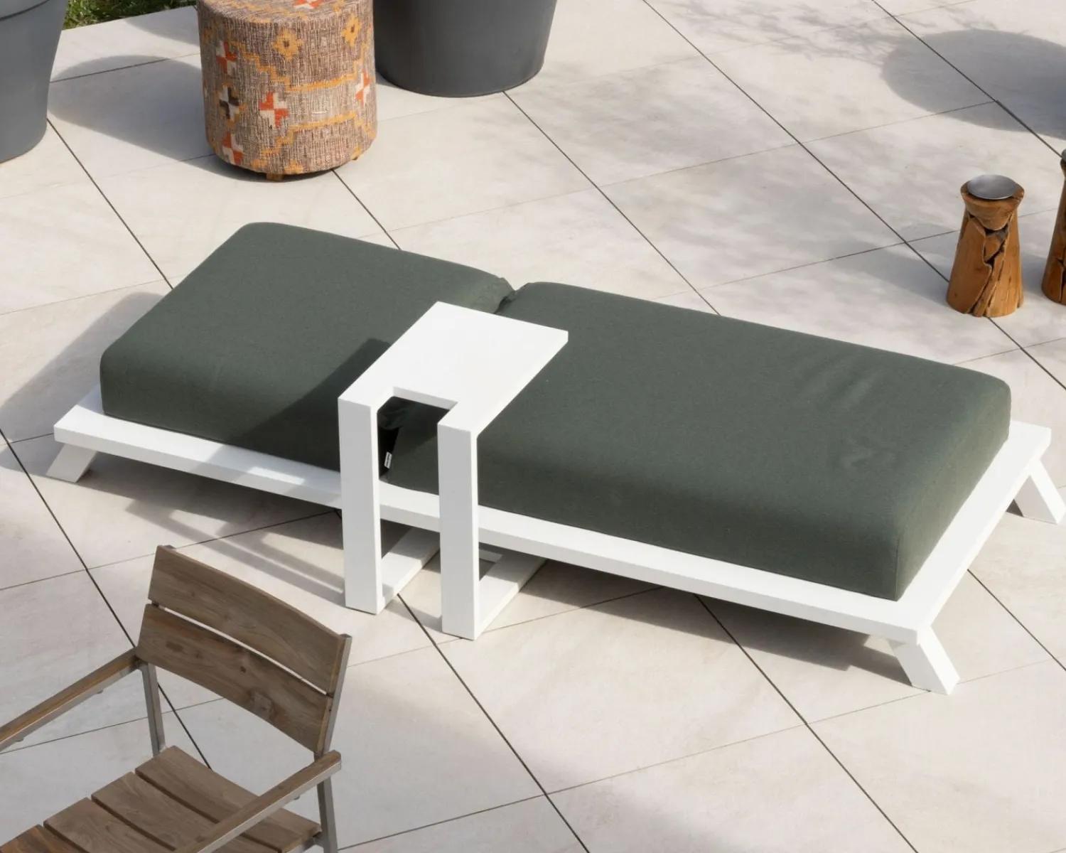 Meuble House Chaise longue ultra confort en tissu vert kaki et structure aluminium blanche "Nusa Pedina" Sale