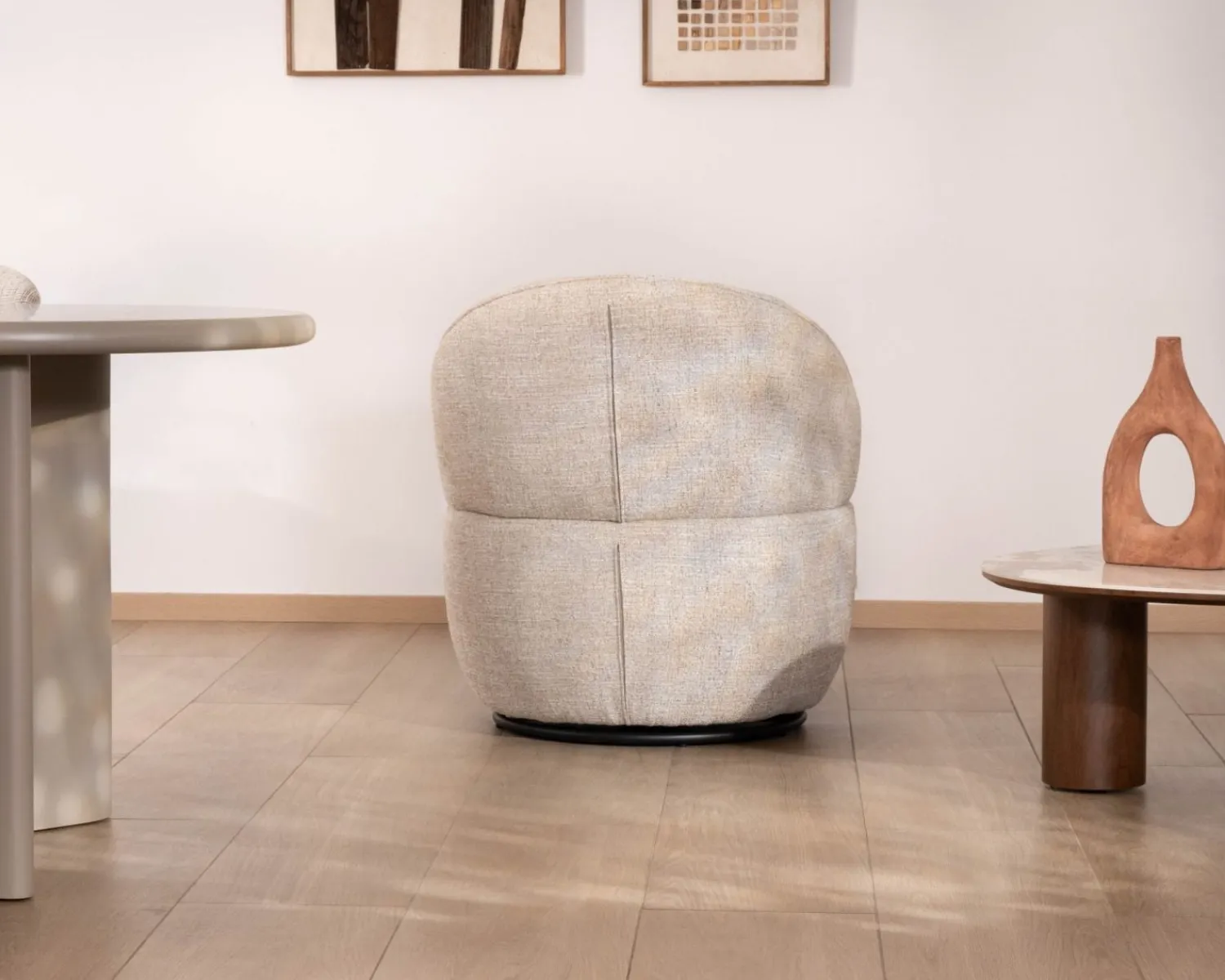 Meuble House Chauffeuse effet boule avec surpiqures en tissu bouclette beige tramé "Sweet Culture" esprit cocoon New