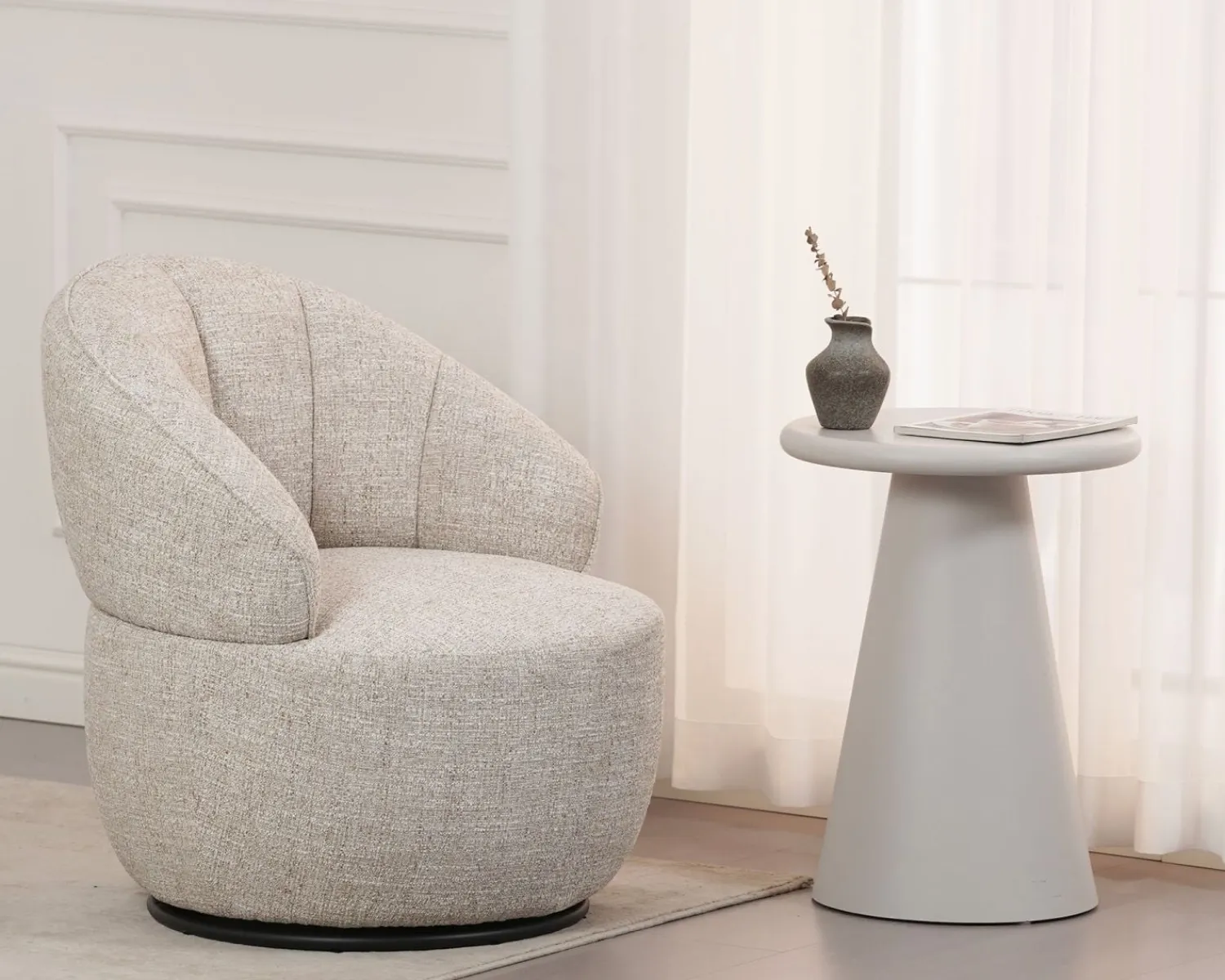 Meuble House Chauffeuse effet boule avec surpiqures en tissu bouclette beige tramé "Sweet Culture" esprit cocoon New