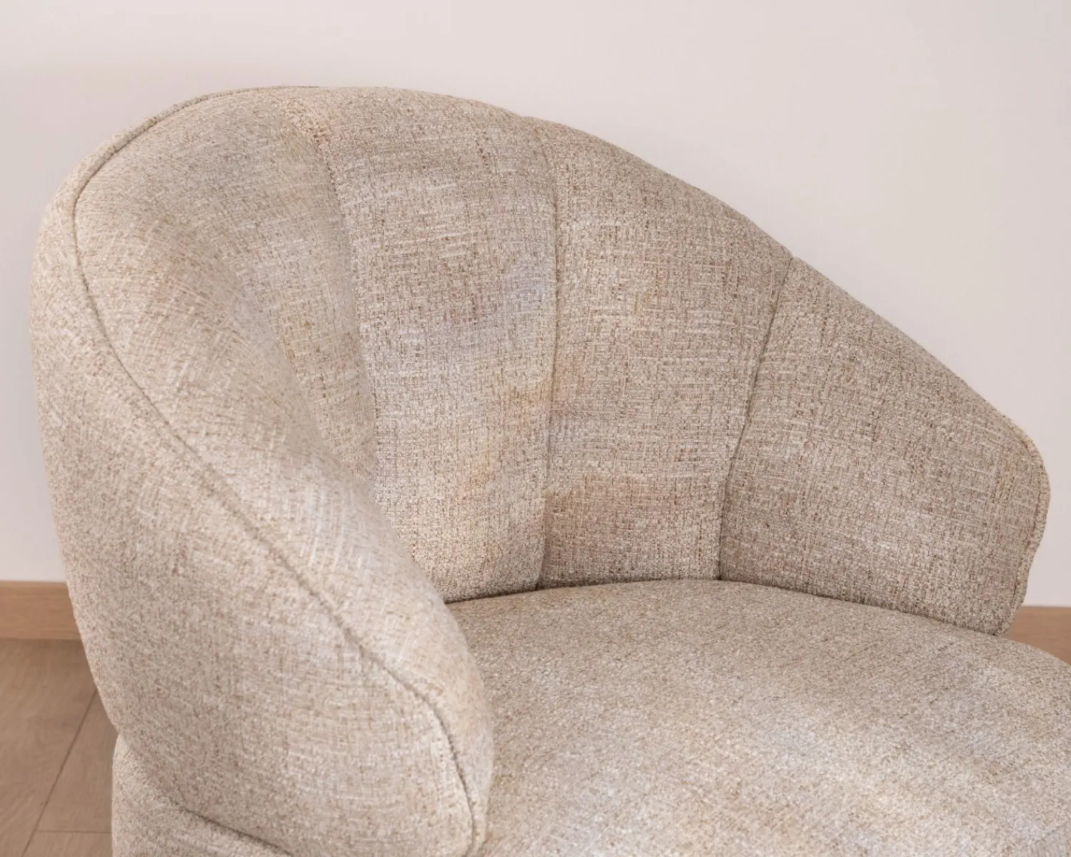 Meuble House Chauffeuse effet boule avec surpiqures en tissu bouclette beige tramé "Sweet Culture" esprit cocoon New