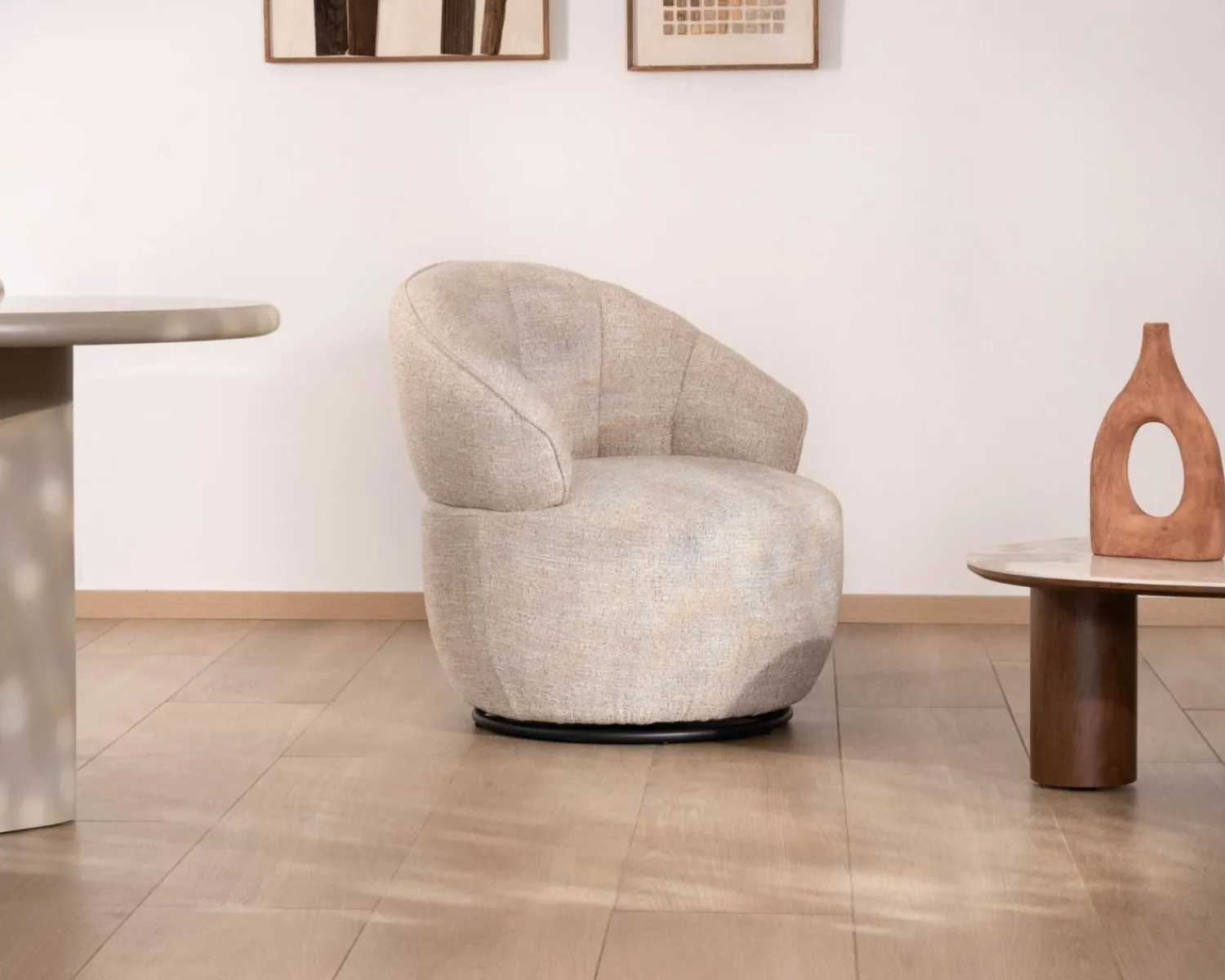 Meuble House Chauffeuse effet boule avec surpiqures en tissu bouclette beige tramé "Sweet Culture" esprit cocoon New