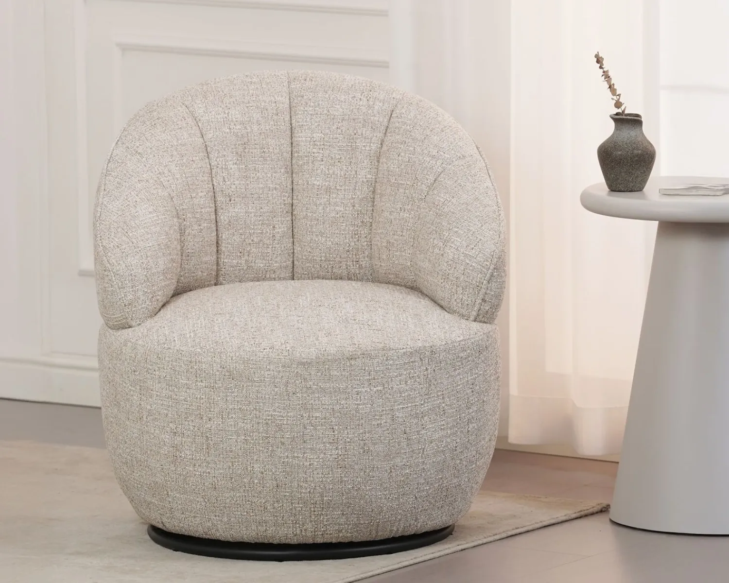Meuble House Chauffeuse effet boule avec surpiqures en tissu bouclette beige tramé "Sweet Culture" esprit cocoon New