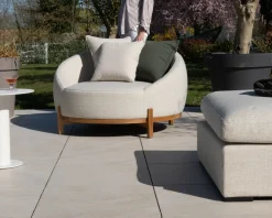 Meuble House Chauffeuse ronde XL en tissu spécial extérieur blanc chiné "Roncobello" avec coussins déco Outlet