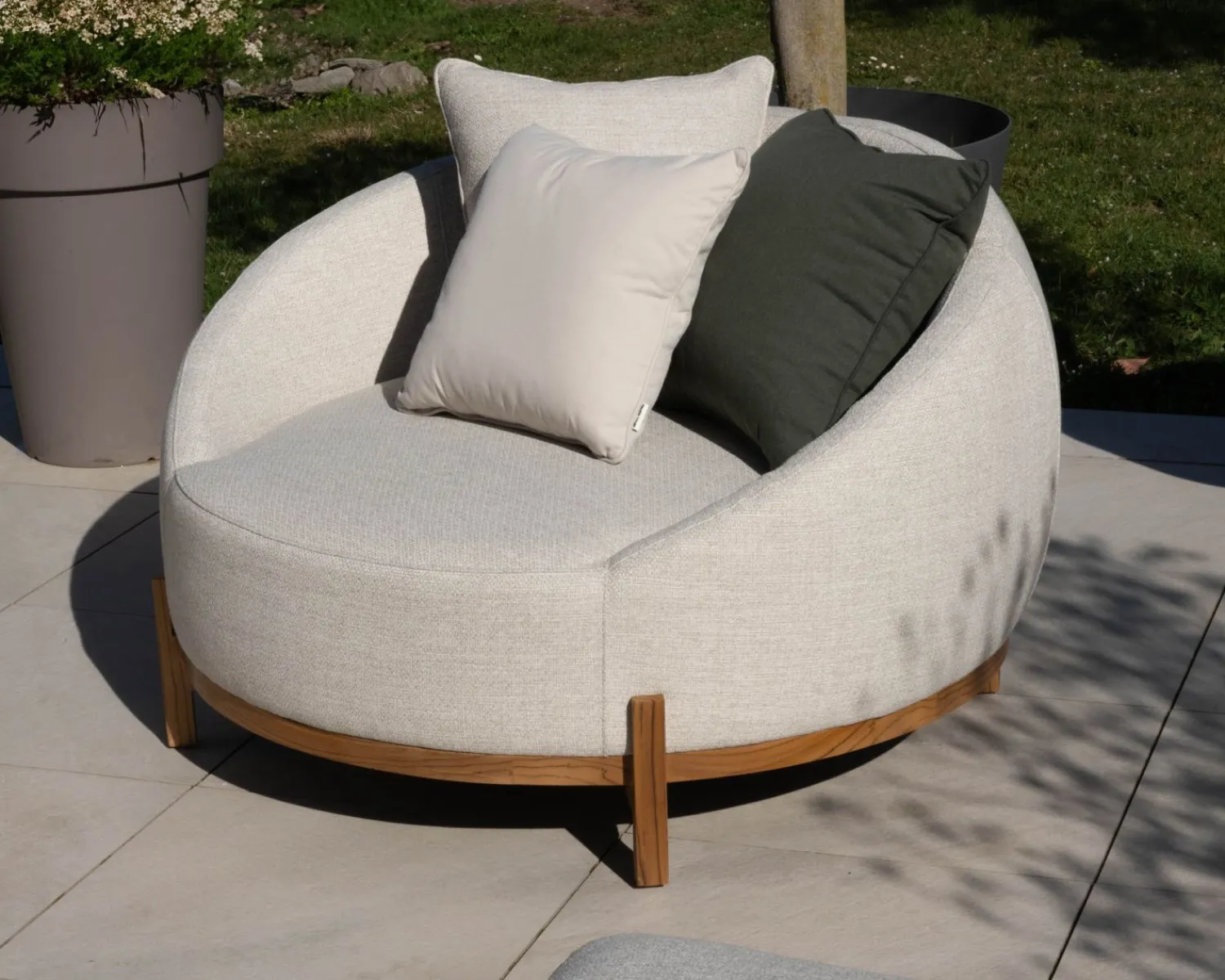 Meuble House Chauffeuse ronde XL en tissu spécial extérieur blanc chiné "Roncobello" avec coussins déco Outlet