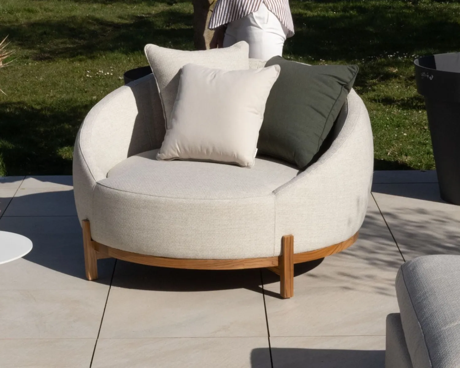 Meuble House Chauffeuse ronde XL en tissu spécial extérieur blanc chiné "Roncobello" avec coussins déco Outlet