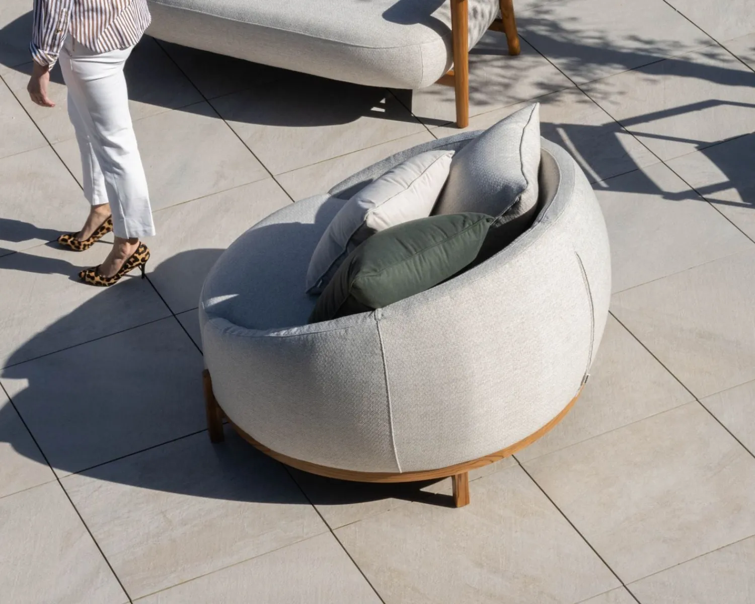 Meuble House Chauffeuse ronde XL en tissu spécial extérieur blanc chiné "Roncobello" avec coussins déco Outlet