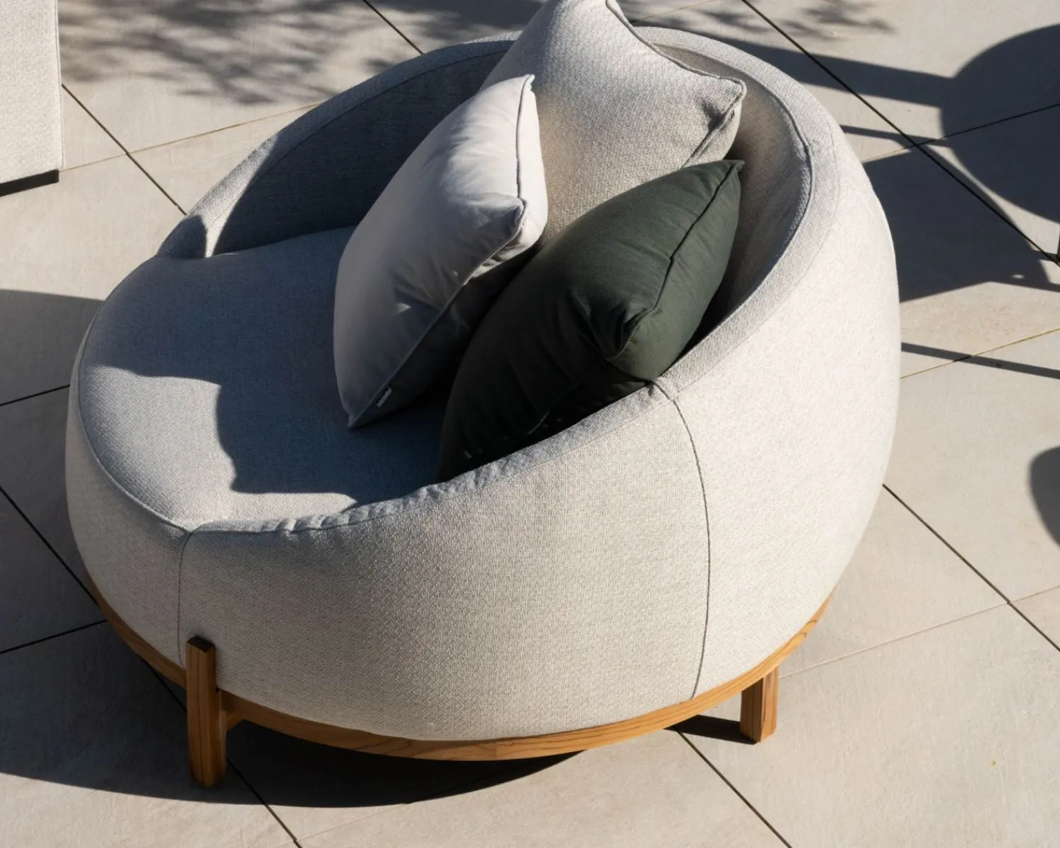 Meuble House Chauffeuse ronde XL en tissu spécial extérieur blanc chiné "Roncobello" avec coussins déco Outlet