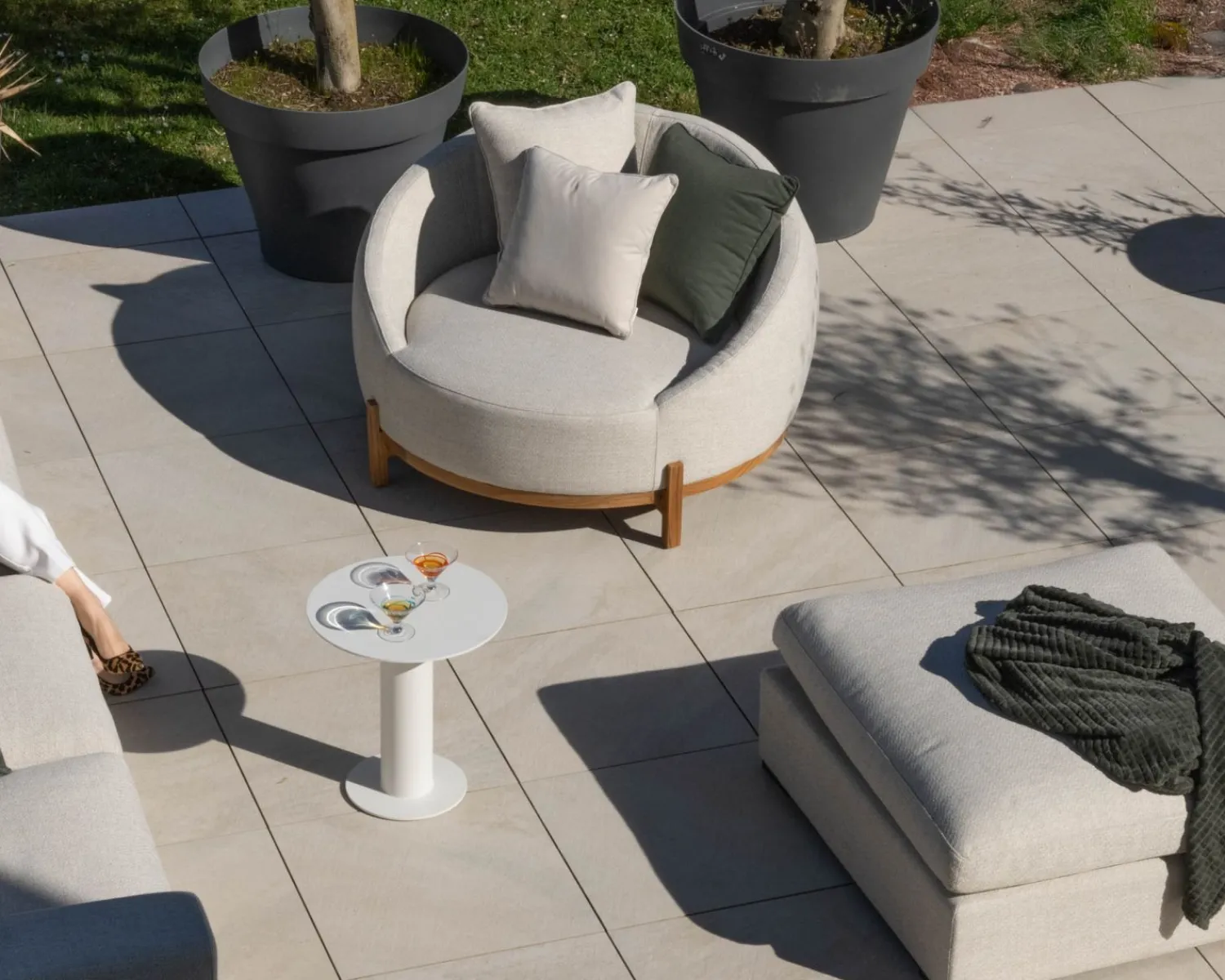 Meuble House Chauffeuse ronde XL en tissu spécial extérieur blanc chiné "Roncobello" avec coussins déco Outlet