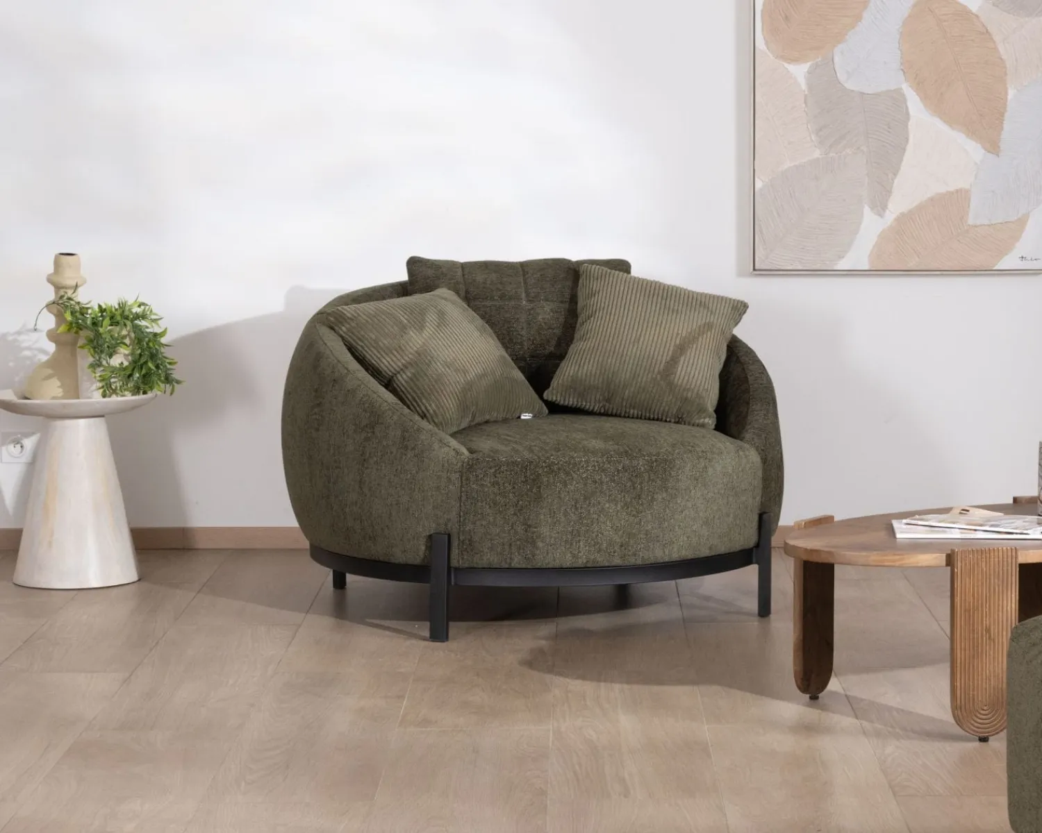Meuble House Chauffeuse ronde XL ultra confort en tissu bouclette vert kaki "Sweet Culture" avec déclinaison de coussins New