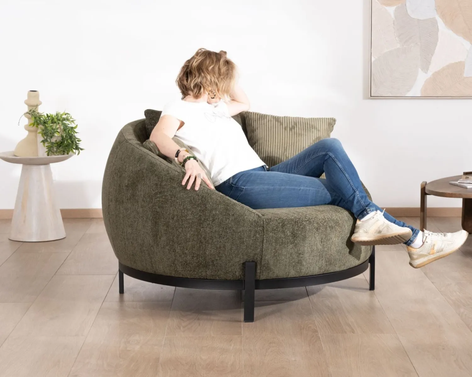 Meuble House Chauffeuse ronde XL ultra confort en tissu bouclette vert kaki "Sweet Culture" avec déclinaison de coussins New