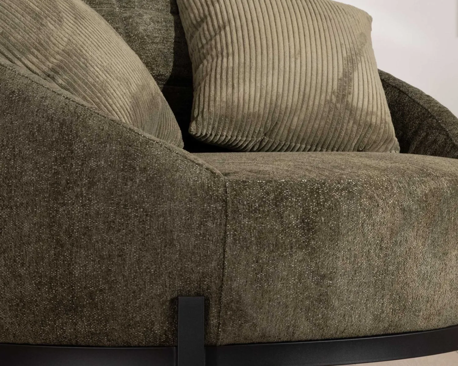 Meuble House Chauffeuse ronde XL ultra confort en tissu bouclette vert kaki "Sweet Culture" avec déclinaison de coussins New