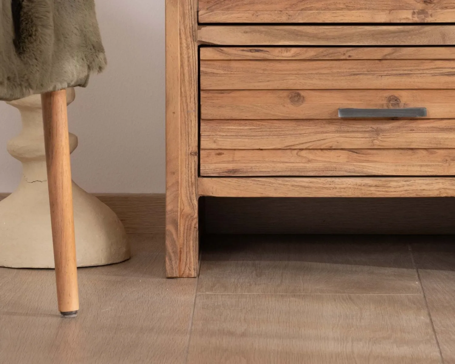 Meuble House Commode verticale 5 tiroirs "Conoa" en acacia avec façades cannelées
