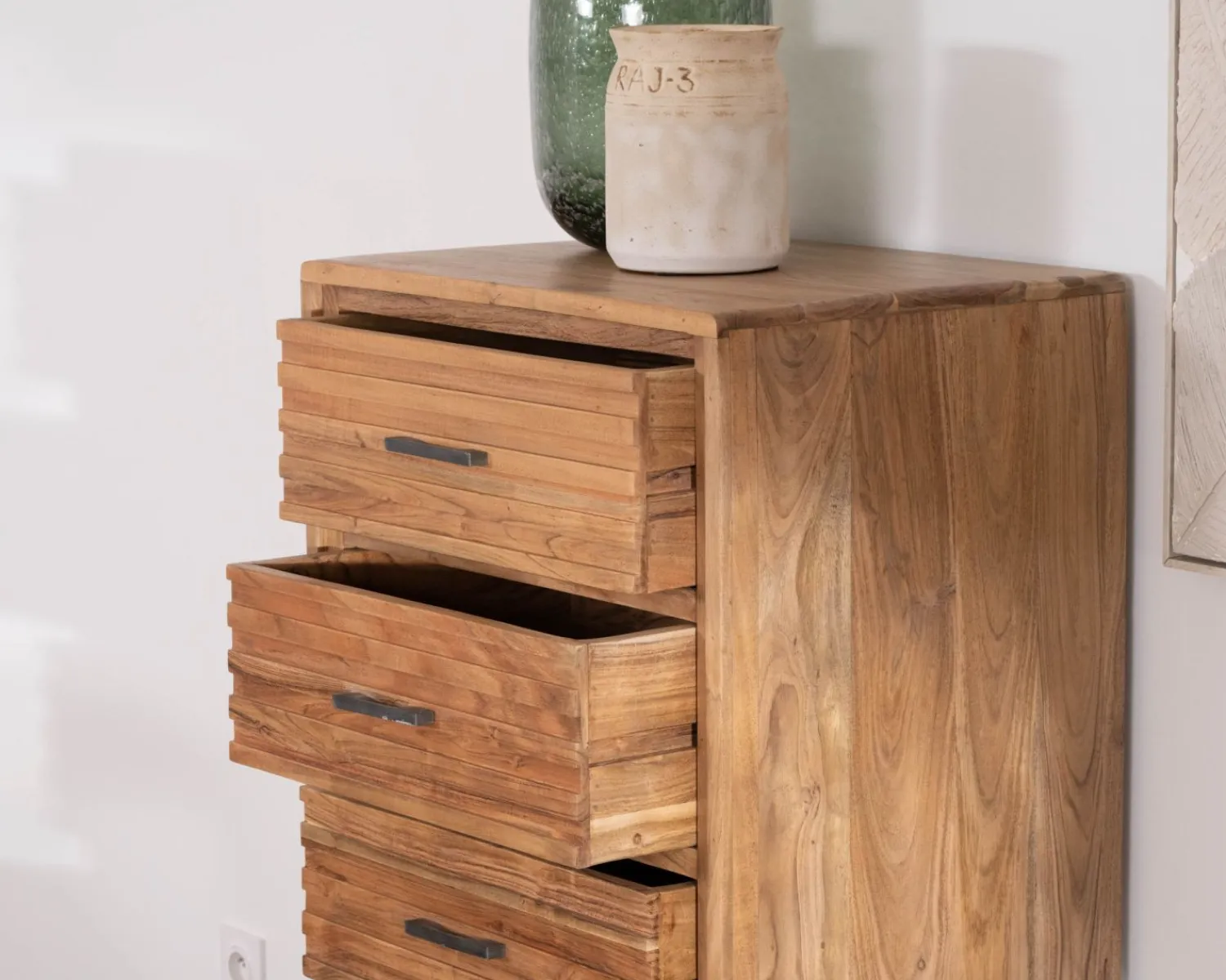 Meuble House Commode verticale 5 tiroirs "Conoa" en acacia avec façades cannelées