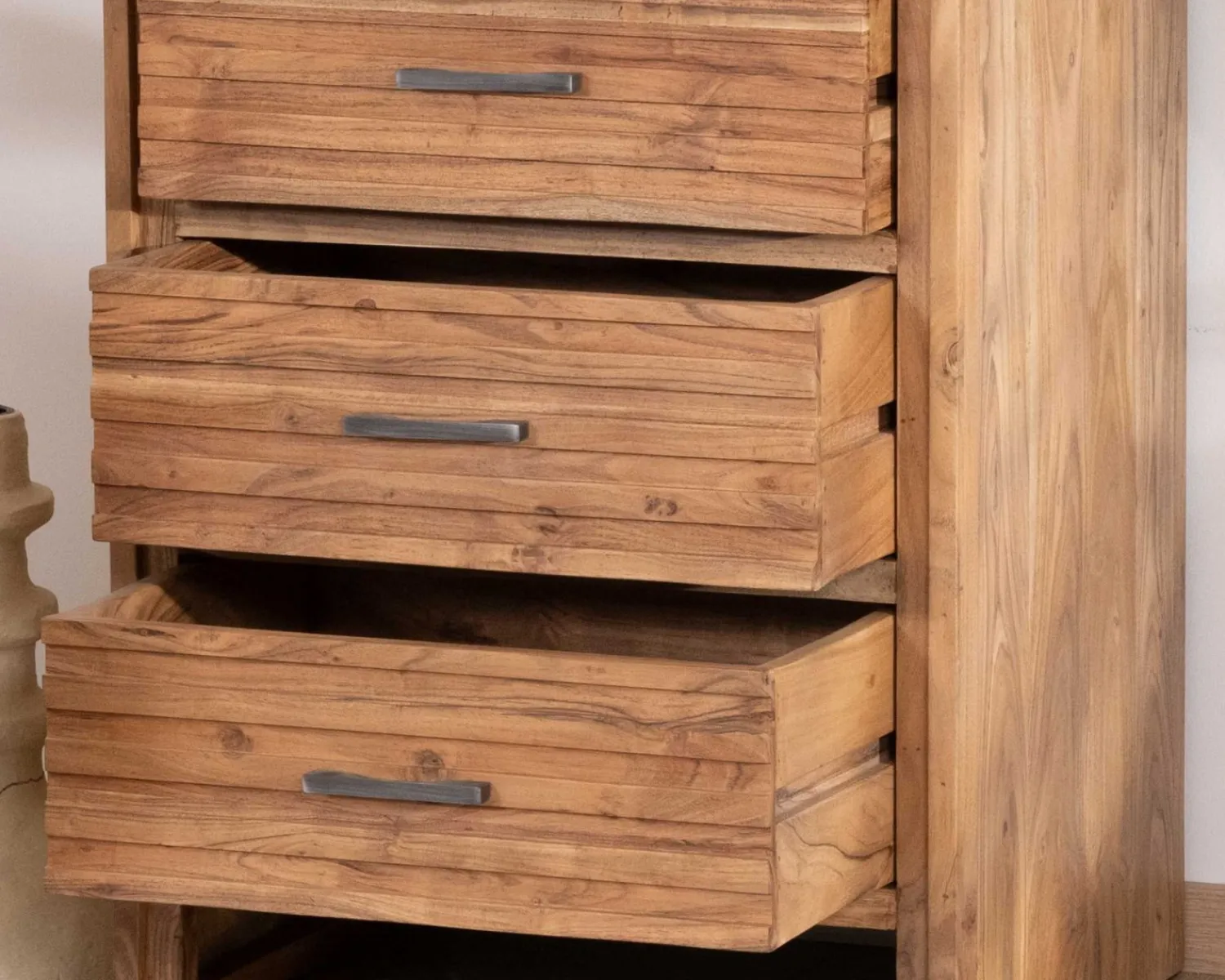 Meuble House Commode verticale 5 tiroirs "Conoa" en acacia avec façades cannelées
