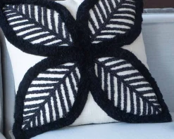 Meuble House Coussin brodé motif feuillage ultra graphique 