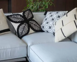 Meuble House Coussin décoratif en coton blanc avec motif brodés et pompons 