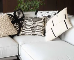 Meuble House Coussin de canapé blanc cassé et noir "Kavon" motif graphique Clearance