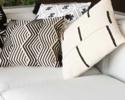 Meuble House Coussin de canapé blanc cassé et noir 