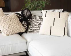 Meuble House Coussin de canapé blanc cassé et noir 