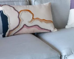 Meuble House Coussin en tissu motif brodé et imprimé