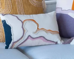 Meuble House Coussin en tissu motif brodé et imprimé