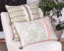 Meuble House Coussin en tissu motif floral vert rose "Solira" finition passepoil Best
