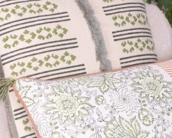 Meuble House Coussin en tissu motif floral vert rose 