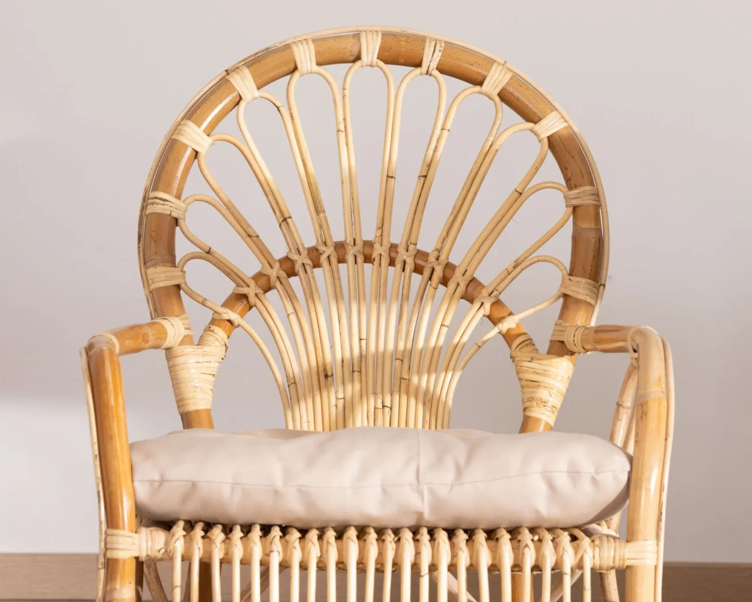 Meuble House Elégant fauteuil de jardin en rotin avec assise rembourrée "Noho"