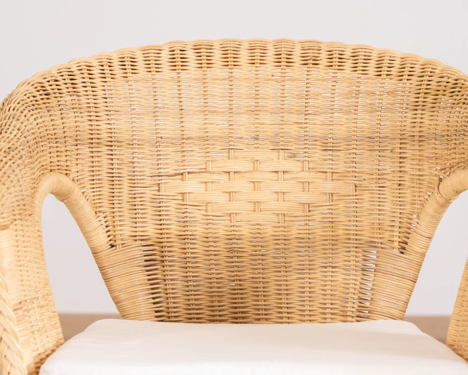 Meuble House Elégant petit fauteuil en rotin tressé avec assise tissu "Noho" New