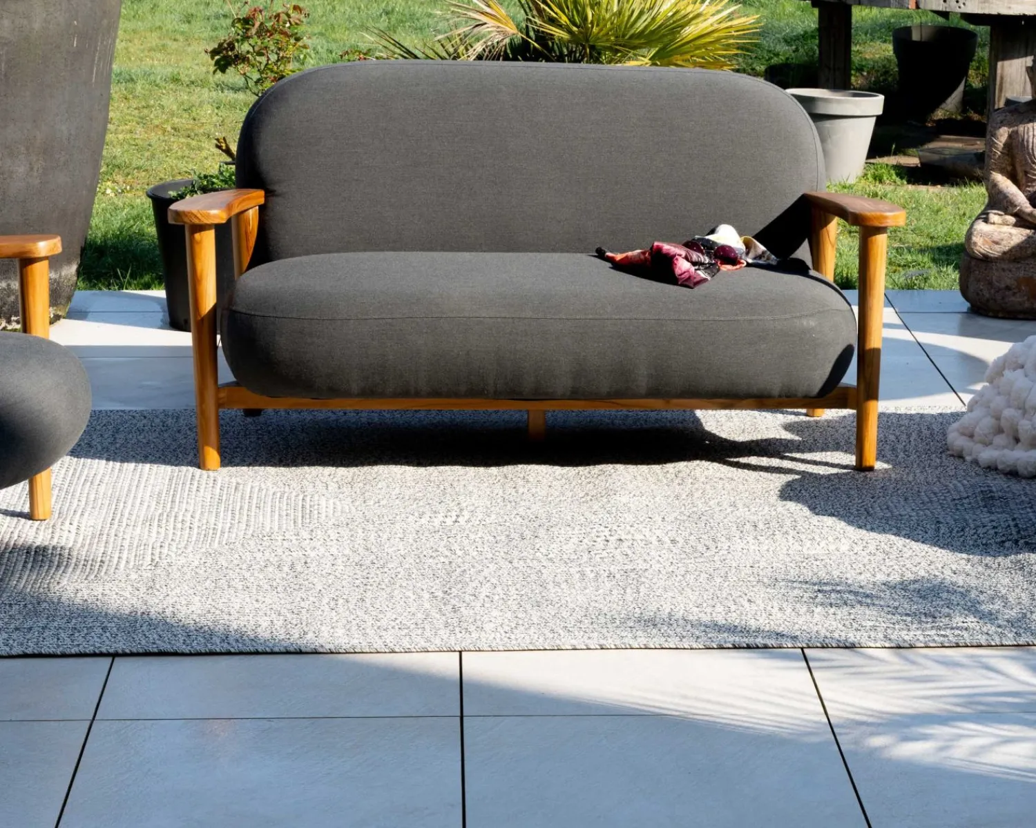 Meuble House Ensemble canapé et fauteuil de jardin en tissu gris foncé "Aristochair" New
