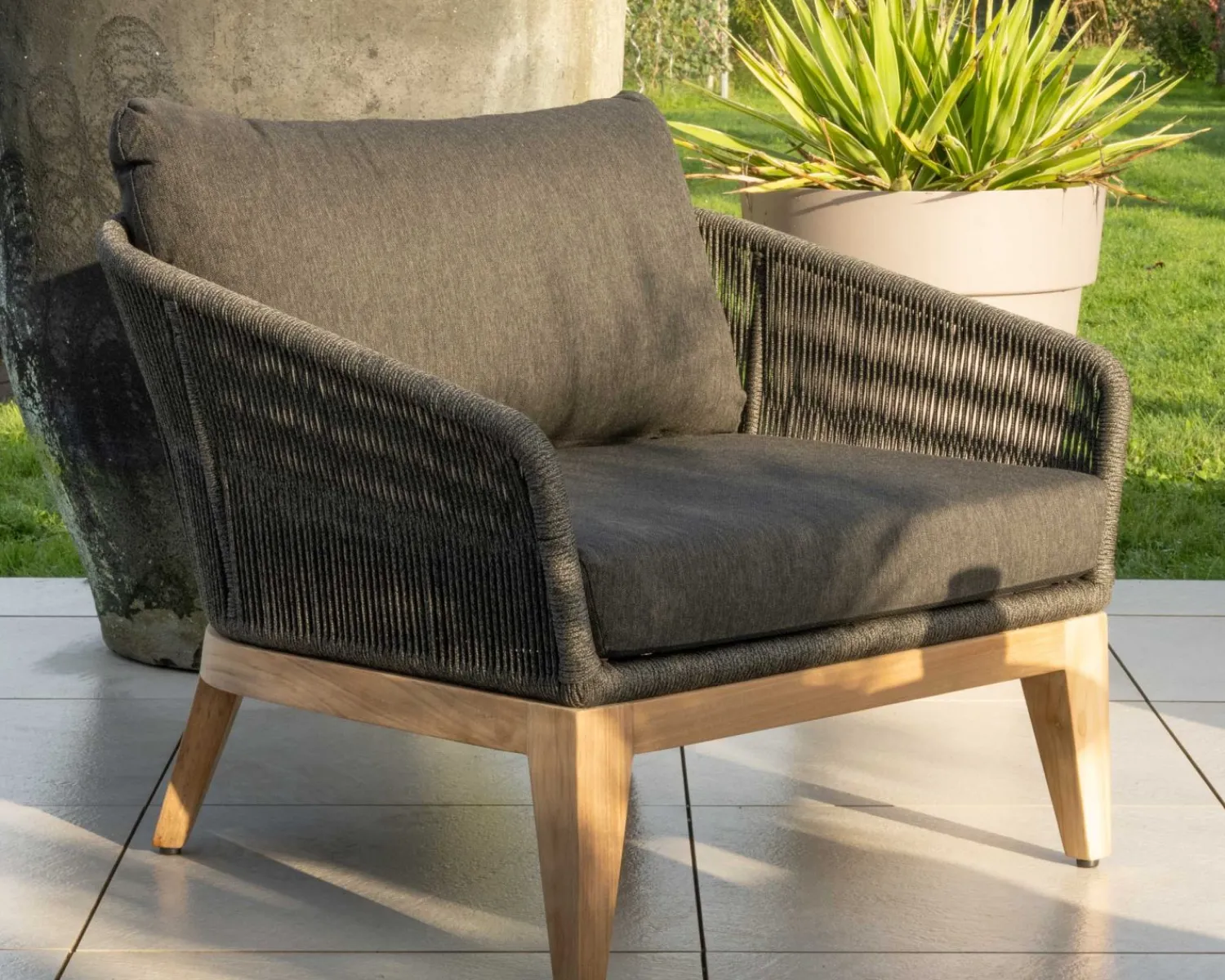 Meuble House Ensemble de jardin haut de gamme 3 pièces en teck et tissu gris foncé "Tuléo" Clearance