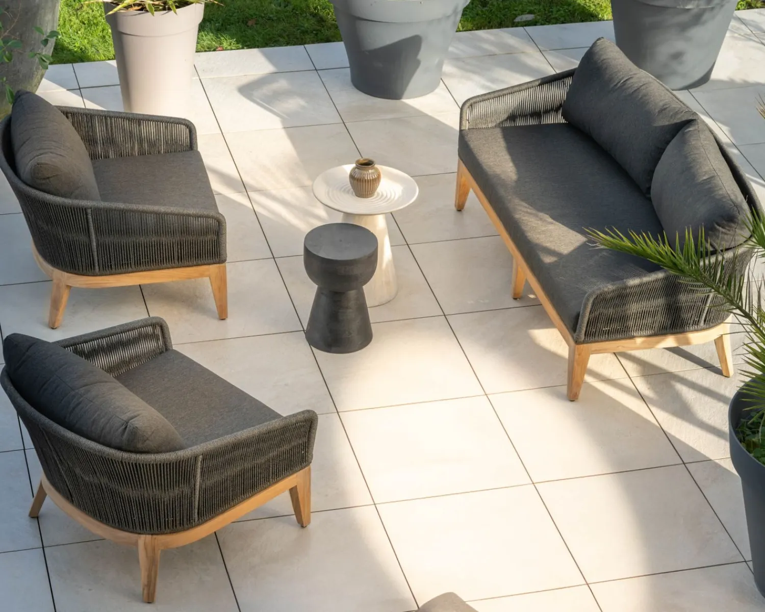 Meuble House Ensemble de jardin haut de gamme 3 pièces en teck et tissu gris foncé "Tuléo" Clearance
