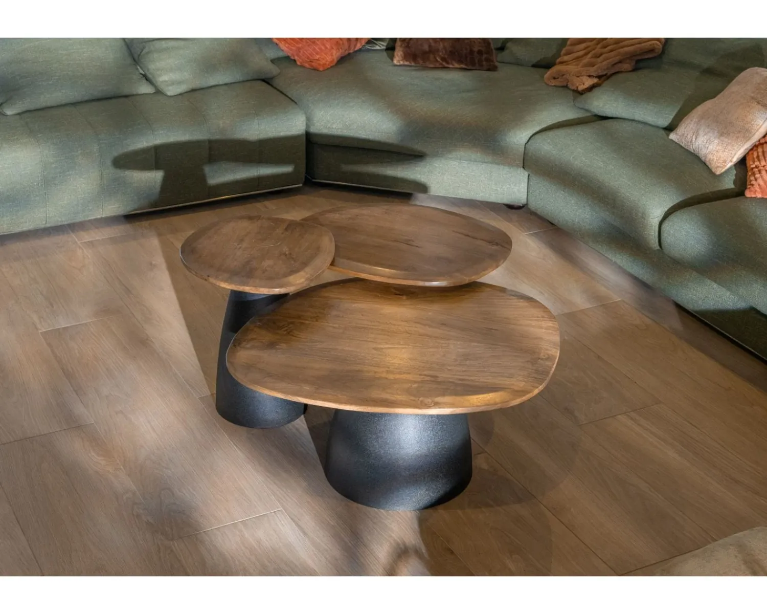 Meuble House Ensemble de 3 tables basses en bois et métal formes galets naturels "Daun" Sale