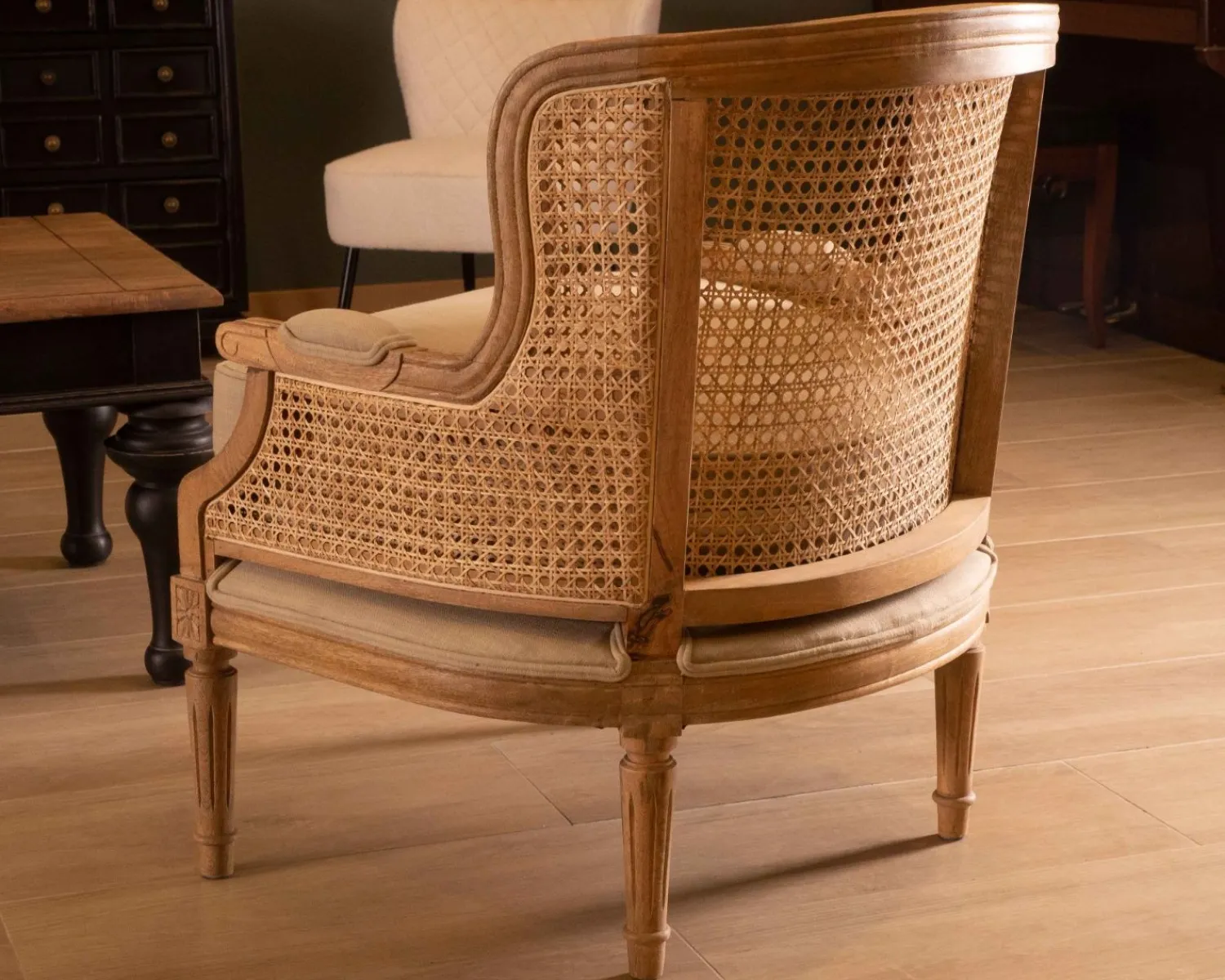 Meuble House Fauteuil cannage et bois sculpté esprit vintage chic "Legacy" Sale