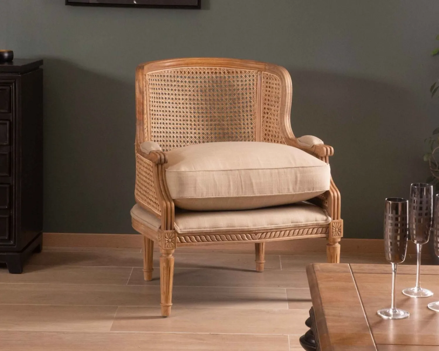 Meuble House Fauteuil cannage et bois sculpté esprit vintage chic "Legacy" Sale