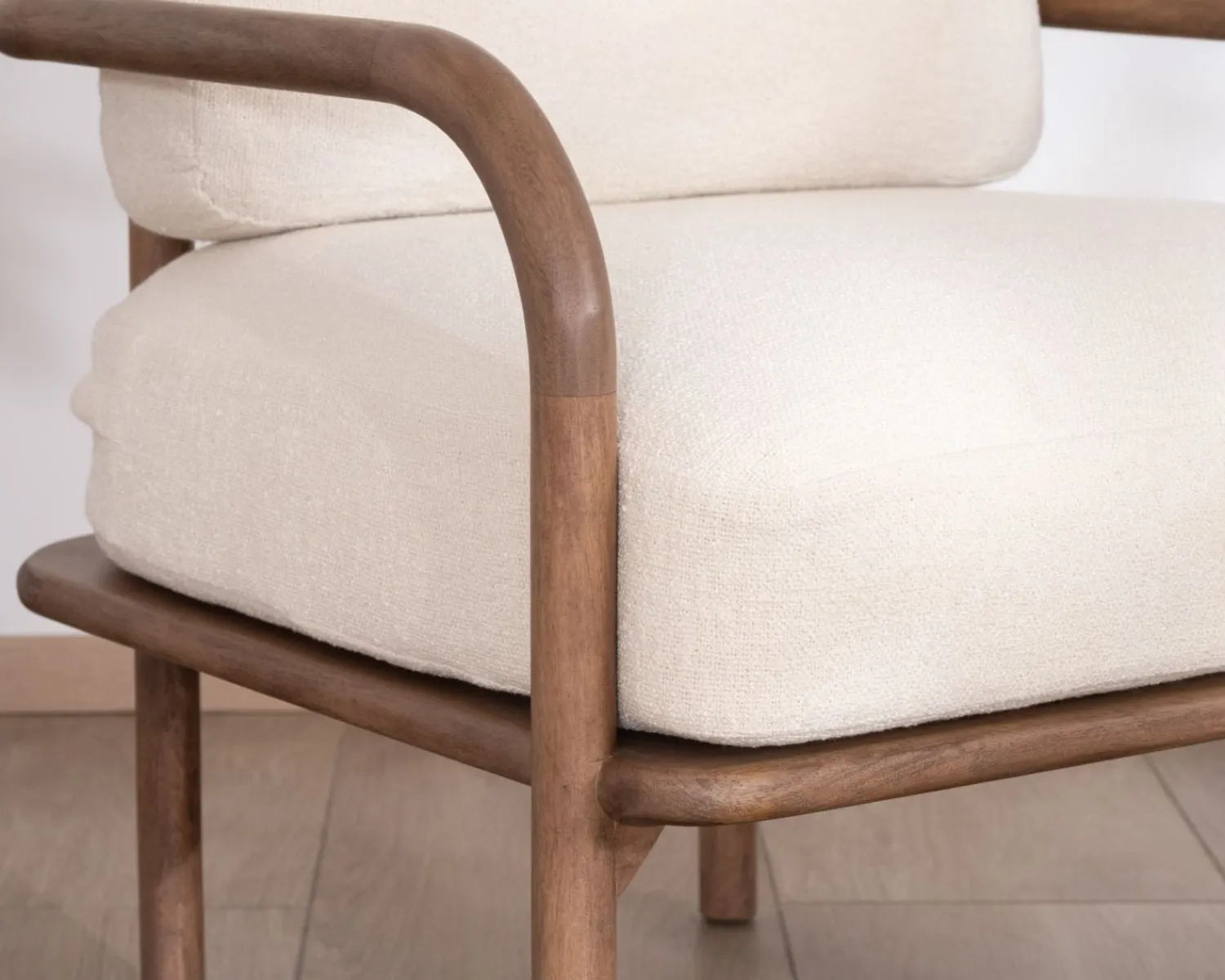 Meuble House Fauteuil d'appoint style rétro "Pio" tissu bouclette écru Outlet