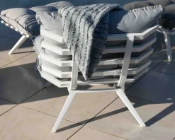 Meuble House Fauteuil de détente en tissu gris clair grand confort avec pouf