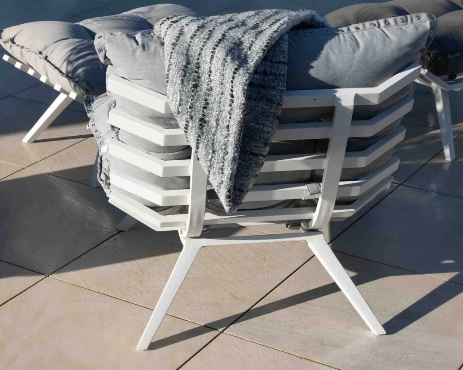 Meuble House Fauteuil de détente en tissu gris clair grand confort avec pouf "Lisca" Hot