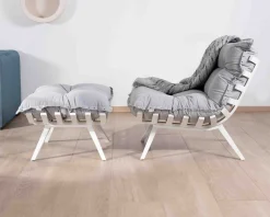 Meuble House Fauteuil de détente en tissu gris clair grand confort avec pouf