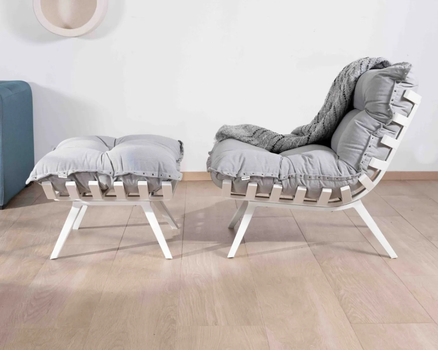 Meuble House Fauteuil de détente en tissu gris clair grand confort avec pouf "Lisca" Hot