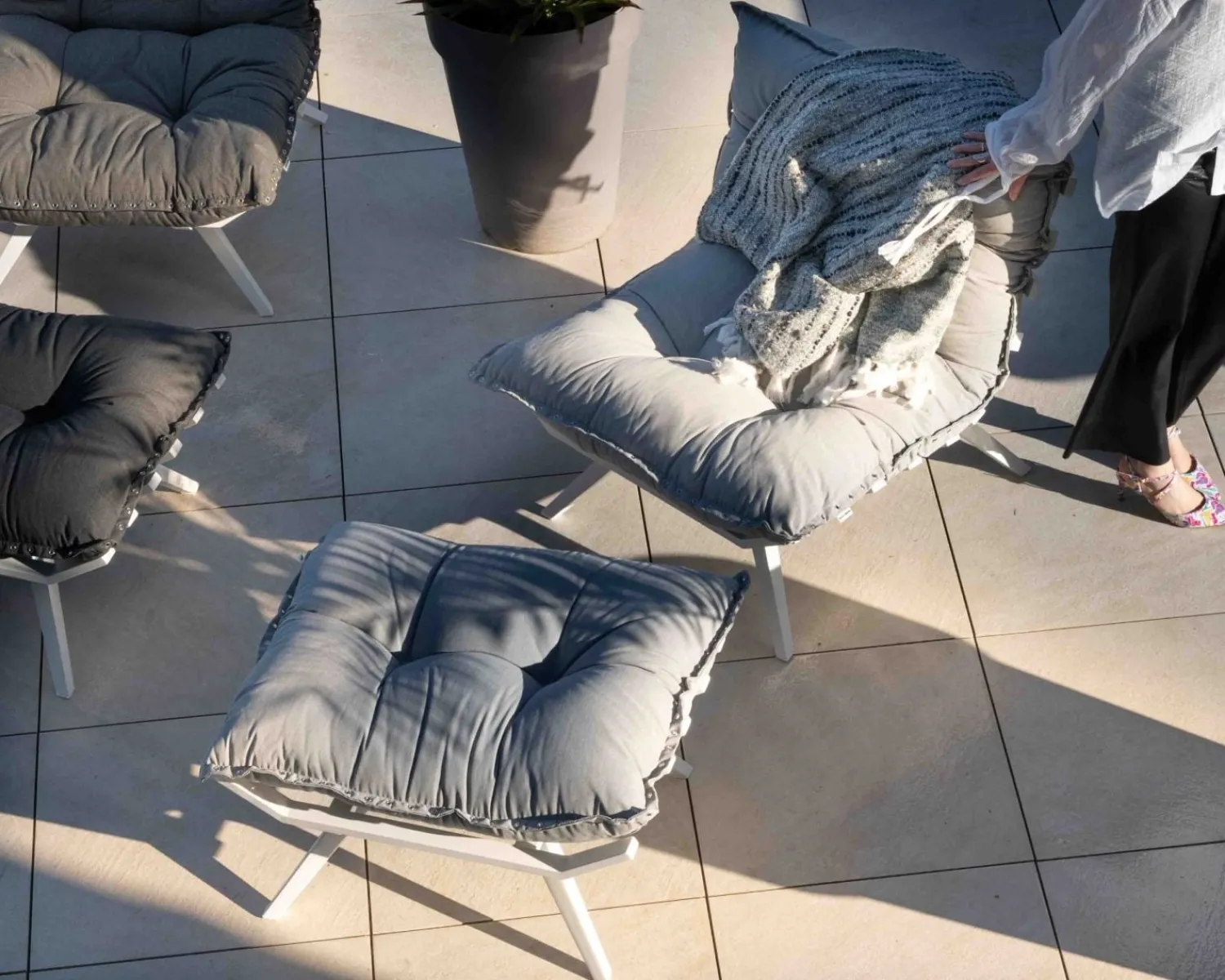 Meuble House Fauteuil de détente en tissu gris clair grand confort avec pouf "Lisca" Hot
