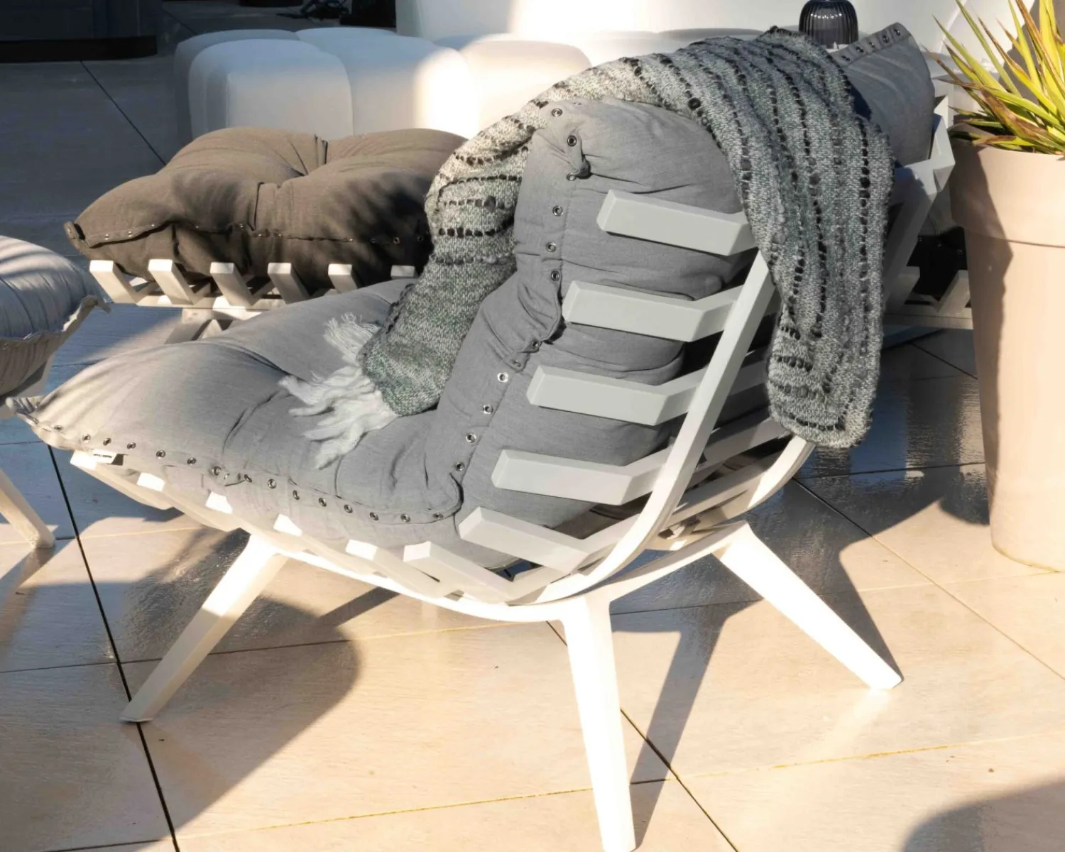 Meuble House Fauteuil de détente en tissu gris clair grand confort avec pouf "Lisca" Hot