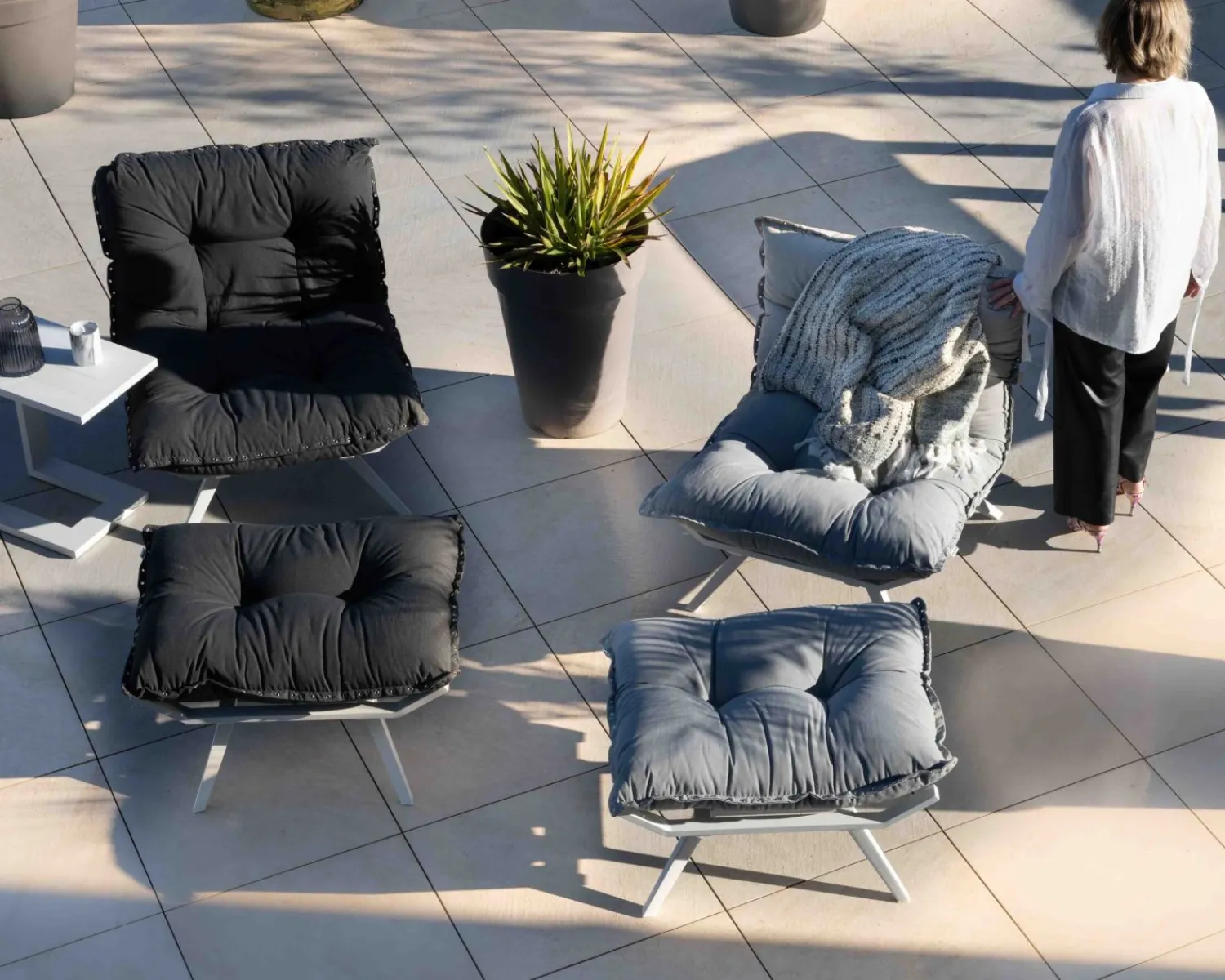 Meuble House Fauteuil de détente en tissu gris clair grand confort avec pouf "Lisca" Hot