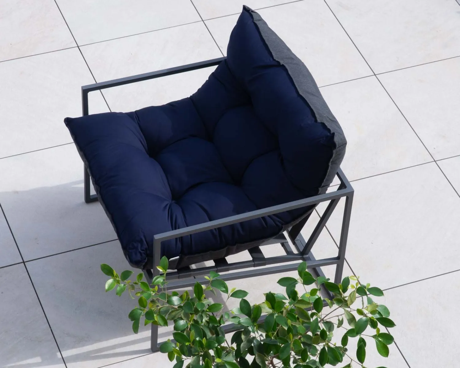 Meuble House Fauteuil de jardin chic et confortable bleu foncé et aluminium gris "Maluku Island" Discount